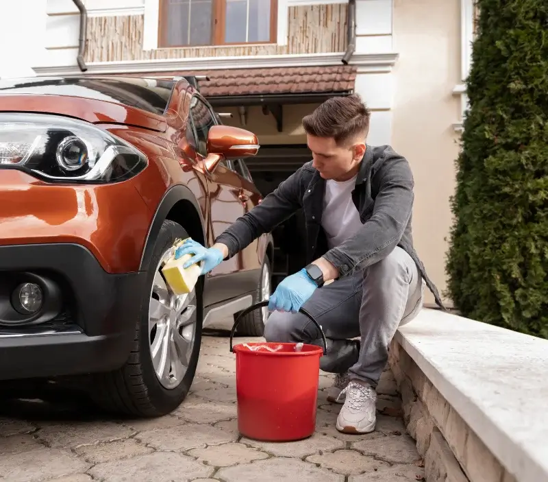 Lavage auto à domicile Mousseaux-Neuville : professionnel intervenant sur un véhicule